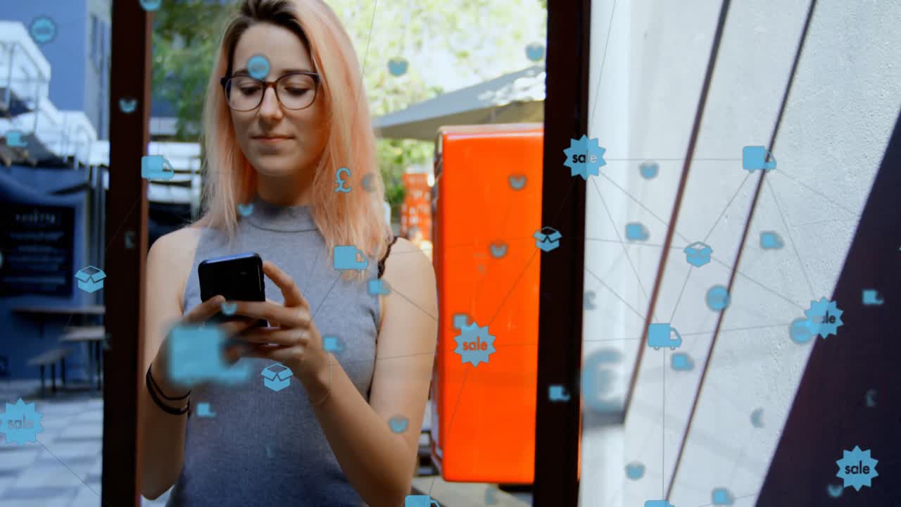 red de iconos digitales flotando contra una mujer caucásica que usa un teléfono inteligente