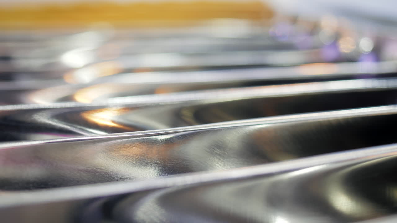 vista de cerca de los paneles metálicos