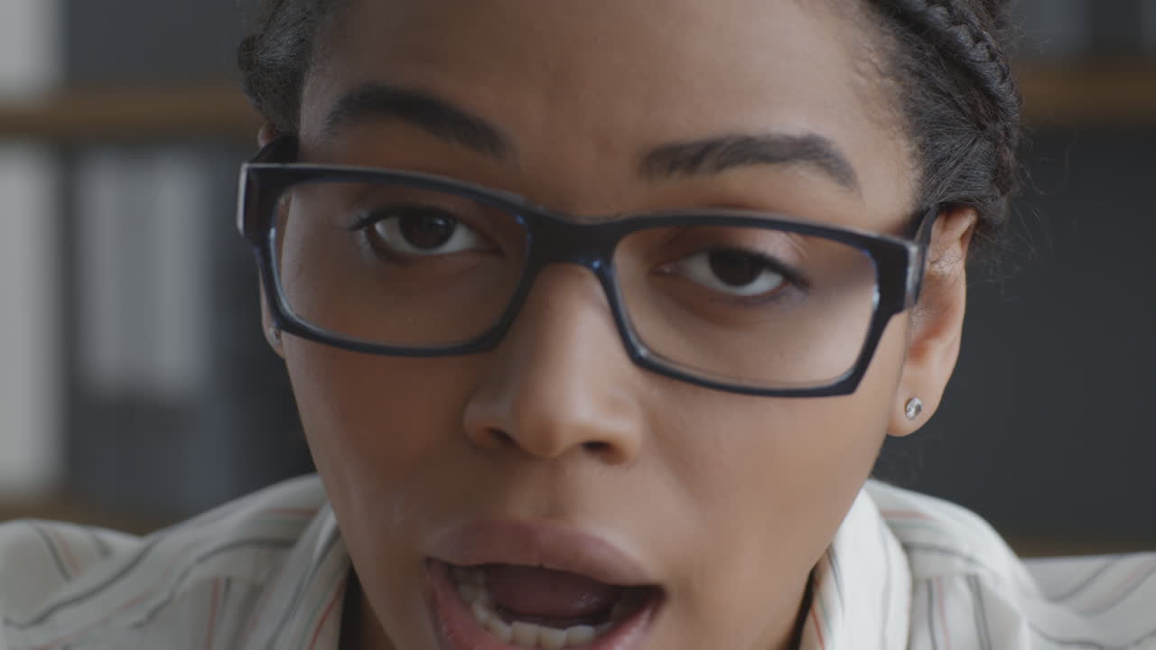 mujer con expresión sorprendida