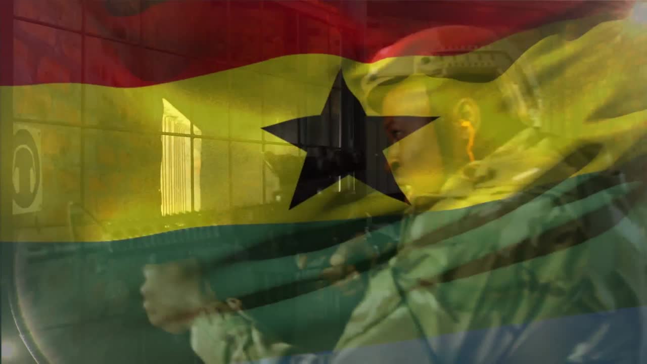 animación de la bandera de ghana sobre diversos hombres contra terroristas con armas y terroristas.