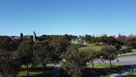 fotografía aérea de un faro moderno que brilla en el parque de mindarie - perth