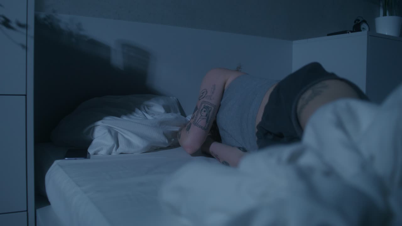 밤에 침대에서 자고 있는 여자