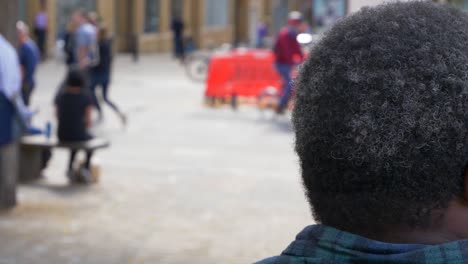 sobre el hombro tiro de gente caminando en bonn square en oxford, inglaterra