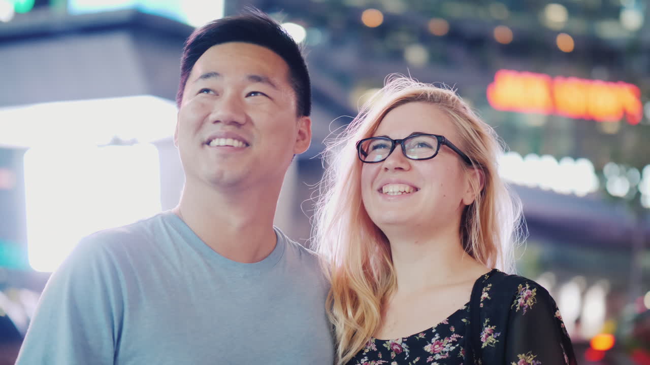 부부는 밤에 도시를 존경