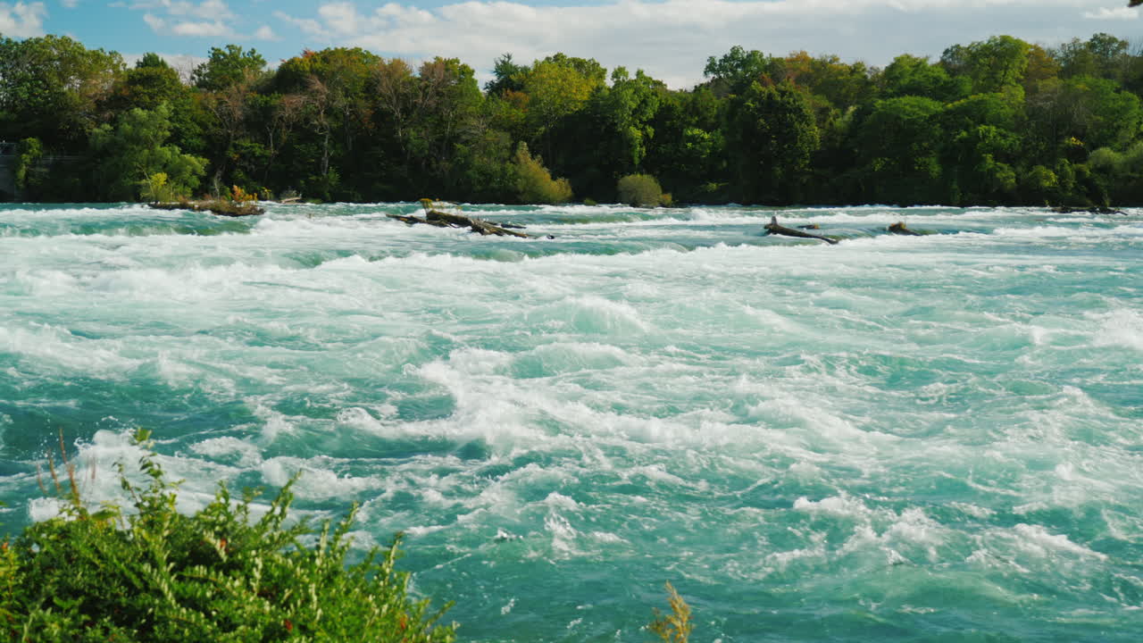 Fiume Niagara in una giornata estiva