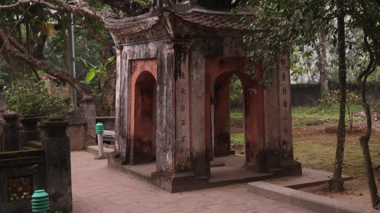 antiguo templo en el bosque en la región montañosa de ninh en el norte de vietnam