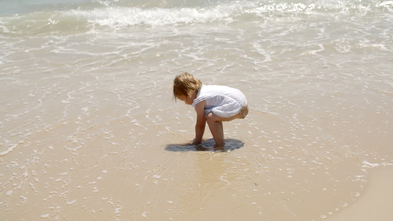 바다에서 놀고 있는 어린 소녀