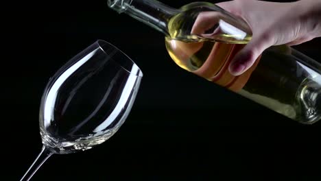 vertiendo vino blanco en un vaso