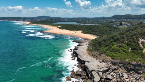 Tapiz-Aéreo-De-Terrigal:-Con-Vistas-A-La-Bahía-Spoon-Y-La-Playa-Wamberal,-Una-Celebración-De-Las-Reservas-Naturales-De-La-Costa-Central,-Costa-Australiana