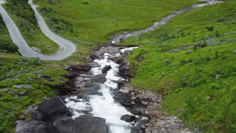 Antena-Volando-Por-Encima-Del-Río-Sendefossen-En-Vikafjell