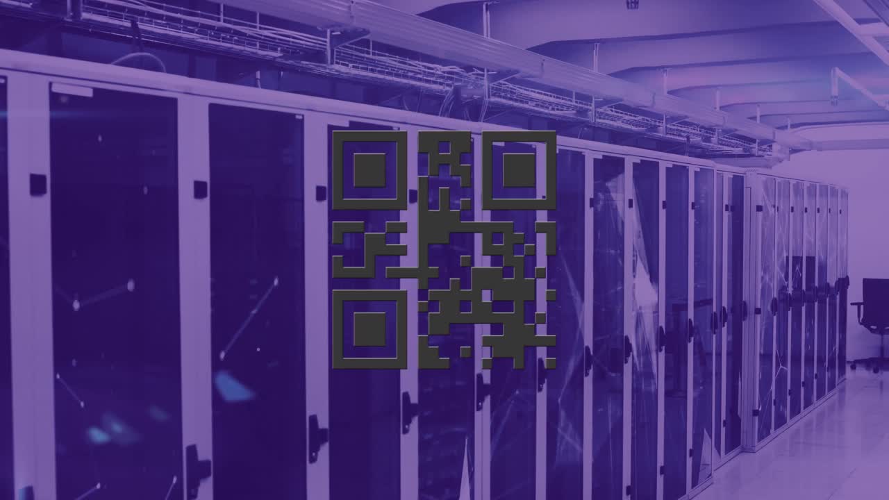 animación del código qr de neón sobre la sala del servidor en violeta