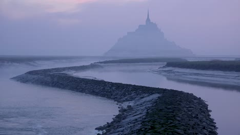 Mont-Saint-Michel-Francia-Saliendo-De-La-Niebla-Y-La-Niebla-Temprano-En-La-Mañana