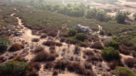 4.000-Ciclistas-De-Montaña-Con-Drones-Compiten-Hasta-El-Final-En-Una-Competencia-De-Ciclismo-De-Montaña