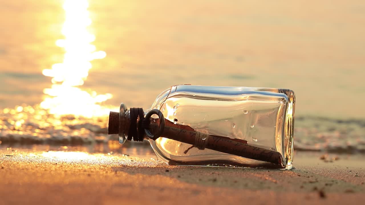 Messaggio in bottiglia sulla costa al tramonto. Concetti legati al messaggio.