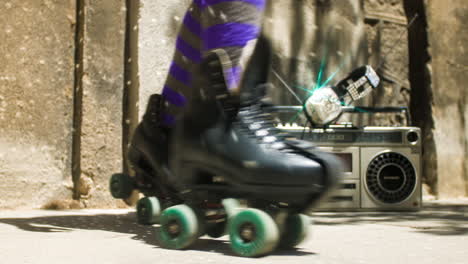 mujer de patinaje sobre ruedas baila y patina afuera en un entorno urbano