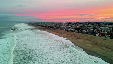 vista aérea a lo largo de la costa de la playa de manhattan, colorido anochecer en los ángeles, estados unidos
