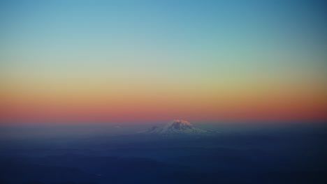 Ein-Wunderschöner-Sonnenuntergang-Aus-Dem-Flugzeug-Blick-Auf-Die-Berge