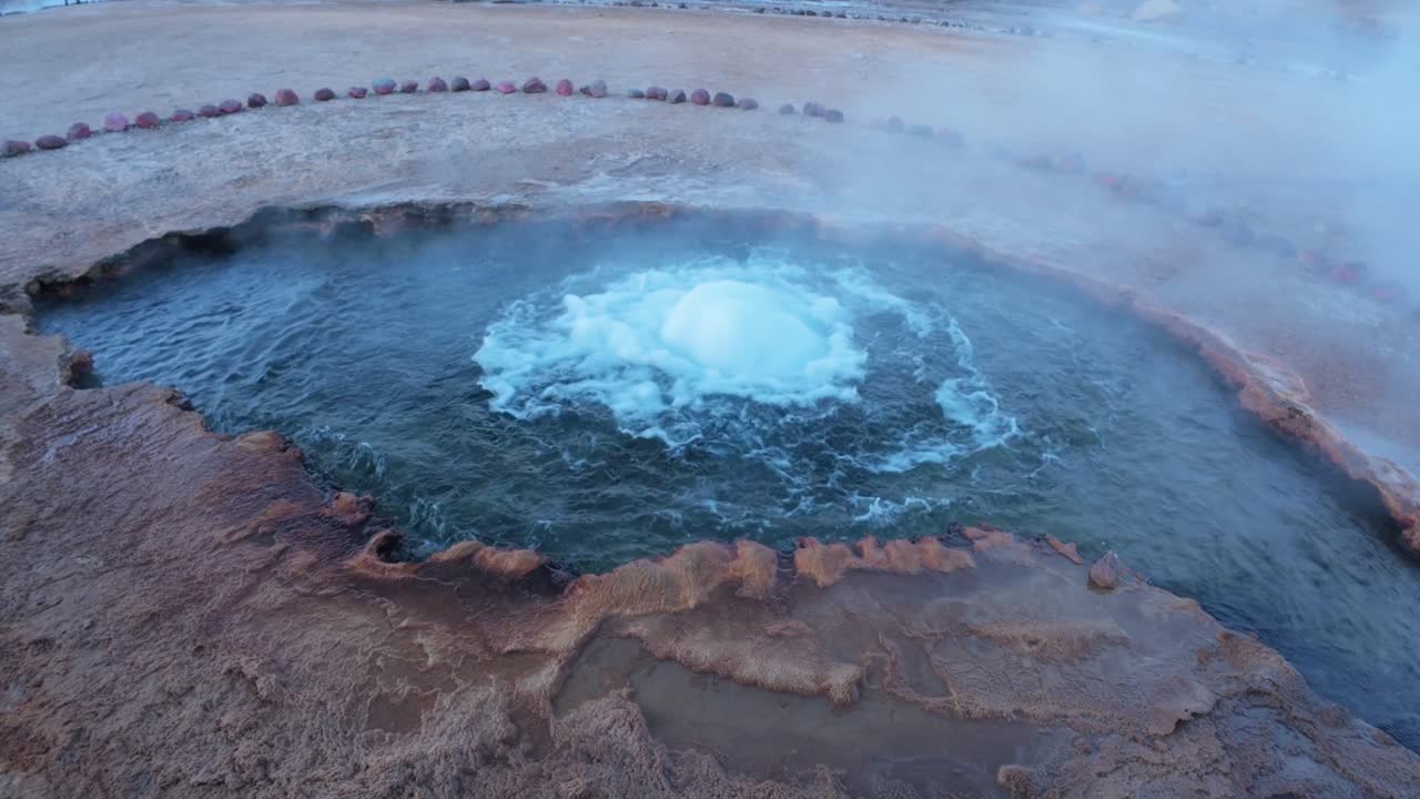 엘타티오 지저 (el tatio geyser) 는 칠레의 아타카마 사막에서 분출하고 있다.