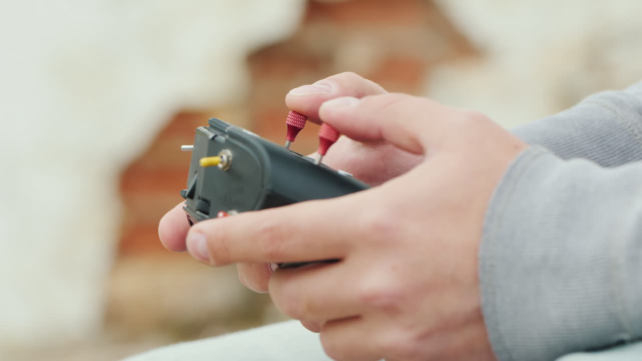 manos masculinas con un panel de control de drones control preciso