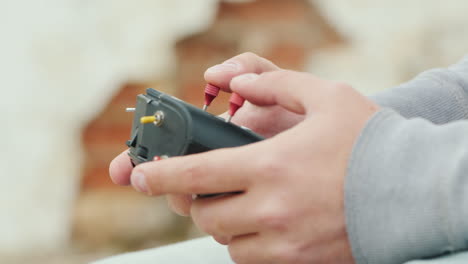 manos masculinas con un panel de control de drones control preciso