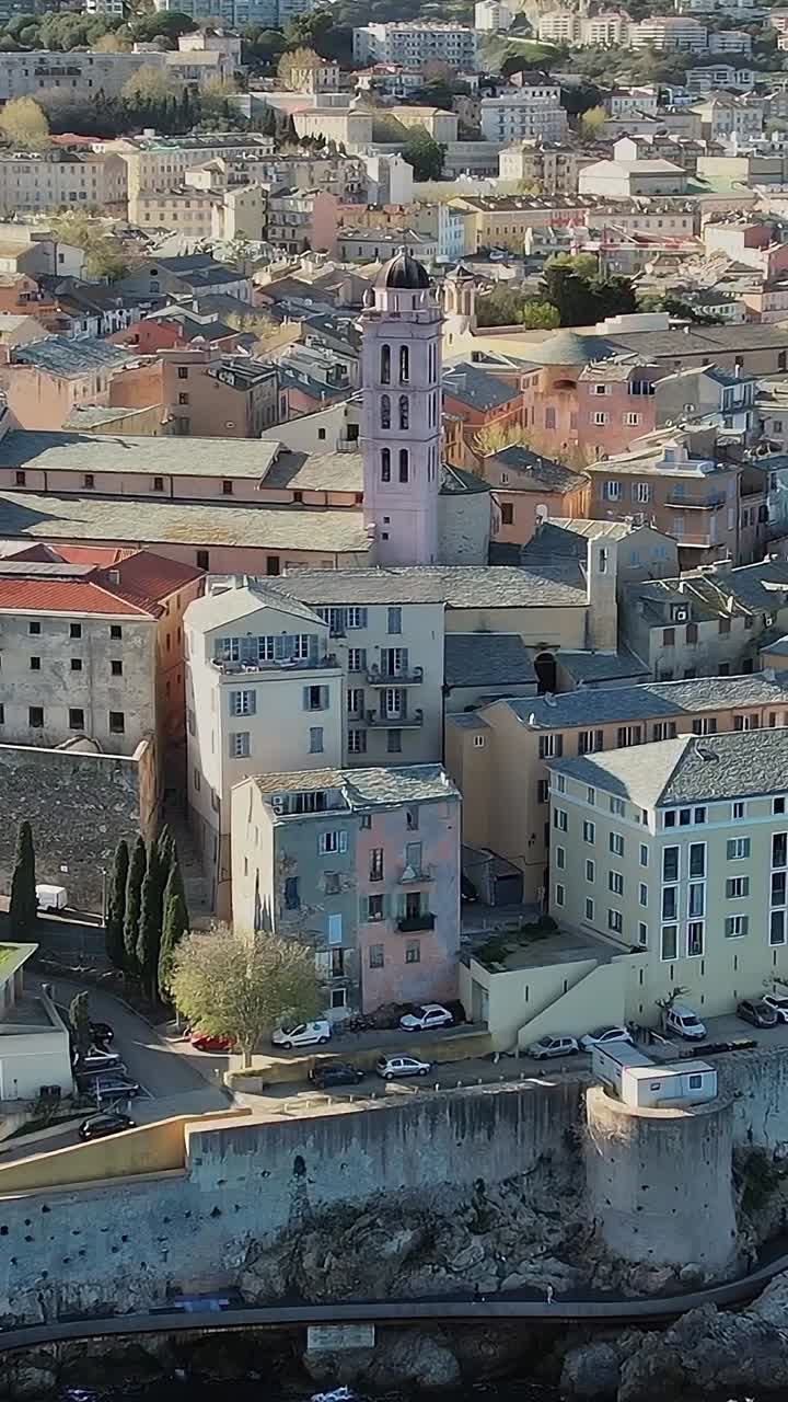 Vista della costa corsa e del centro storico con edifici sul mare