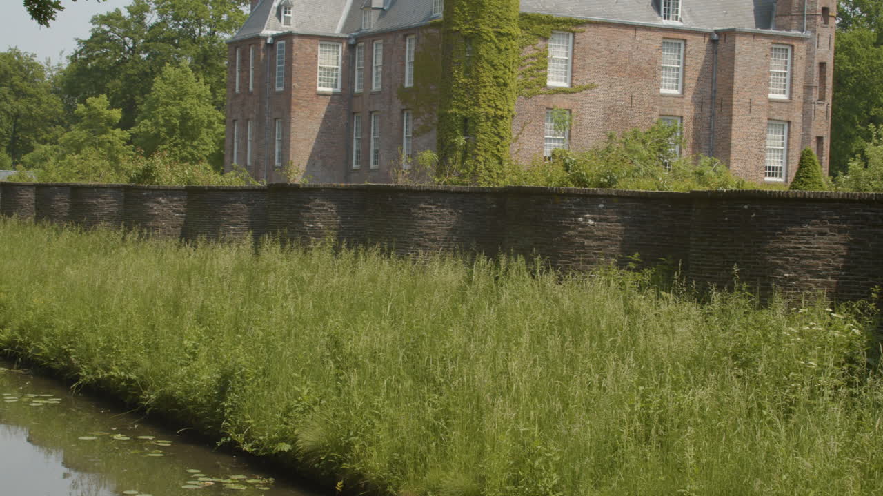 배경에 아름다운 성이 있는 긴 구불구불한 벽 위로 팬