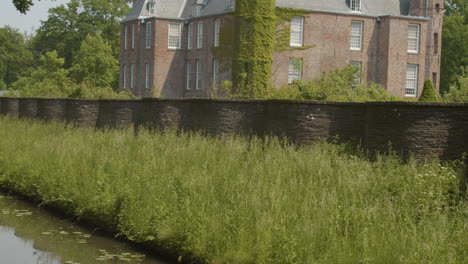 Pan-over-long-serpentine-wall-with-a-beautiful-castle-in-the-background