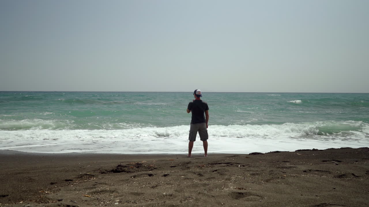 toma amplia de un hombre de pie y mirando