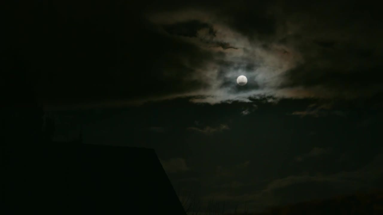 Luna piena luminosa e splendente tra nuvole scure a Berlino Est, Germania