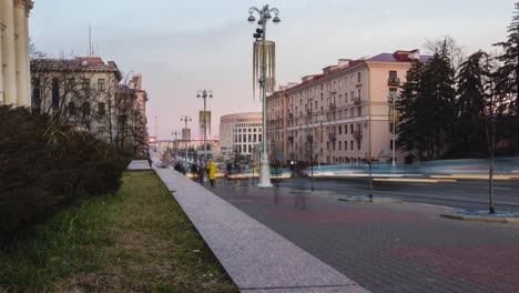 Abendlicher-Zeitraffer-Einer-Der-Hauptstraßen-Von-Minsk