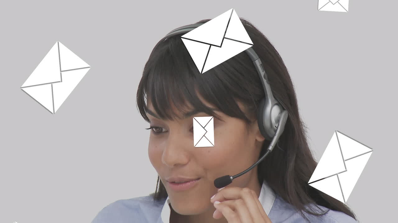 Icone di messaggio che cadono su una dirigente dell'assistenza clienti donna che parla con un auricolare telefonico in ufficio.