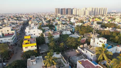 una toma muy cercana de un dron sobrevolando la ciudad de chennai de manera cinematográfica