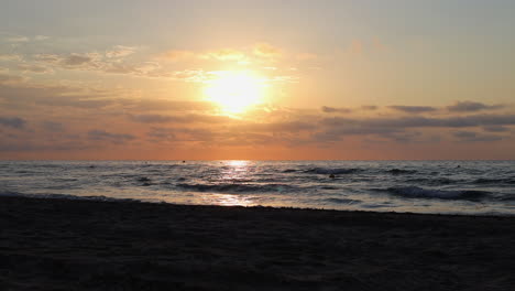 Ruhiges-Mittelmeer-Und-Sandstrand-Bei-Sonnenaufgang,-Meereslandschaft-Von-Benicàssim-In-Spanien