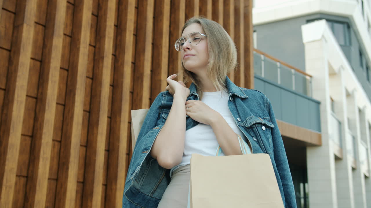 도시에서 쇼핑하는 여자