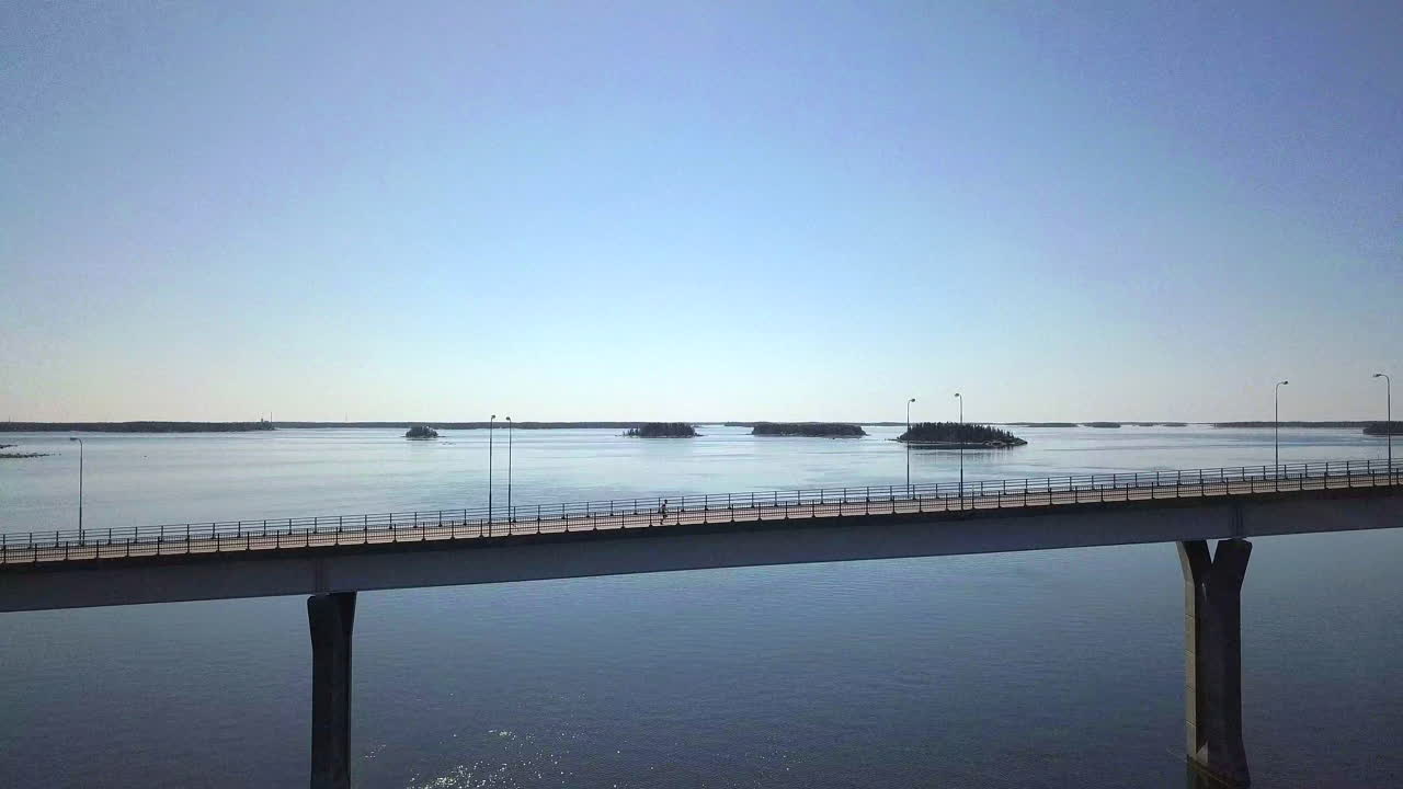 핀란드의 리플롯 다리에서 마라톤을 달리는 남자