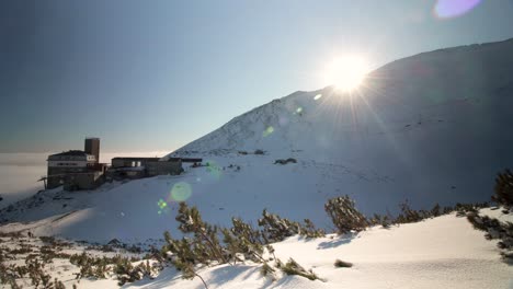 Lapso-De-Tiempo-De-La-Estación-De-Esquí-Durante-La-Puesta-De-Sol-Escénica-Detrás-Del-Pico-Cubierto-De-Nieve