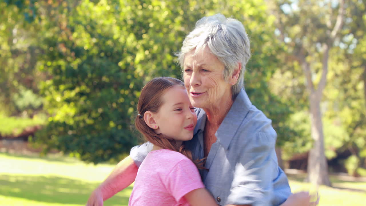 Nonna felice che abbraccia la nipote