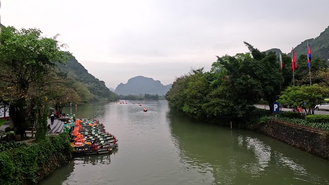 관광객들은 아름다운 풍경 속에서 평화로운 보트 타기를 즐기고 있습니다.