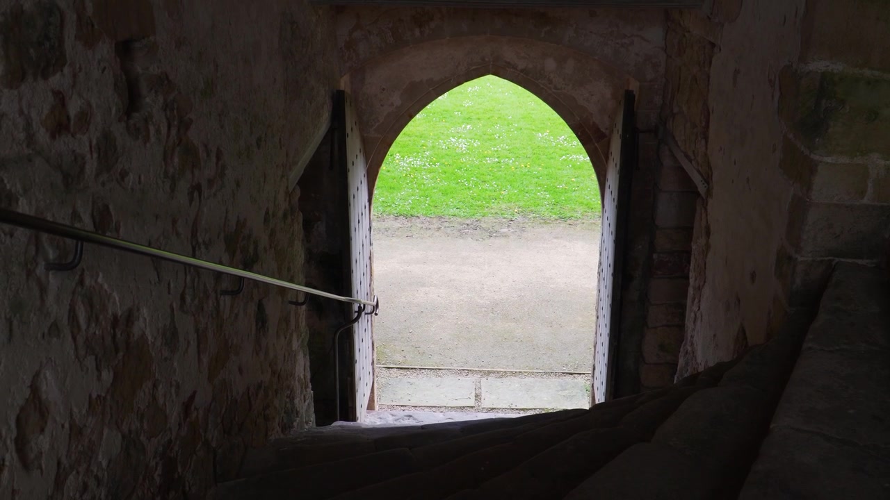 Rejse gennem de hjemsøgende smukke ruiner af Cleeve Abbey, hvor hver korridor og hvert kammer fortæller en historie om hengivenhed, håndværk og tid.