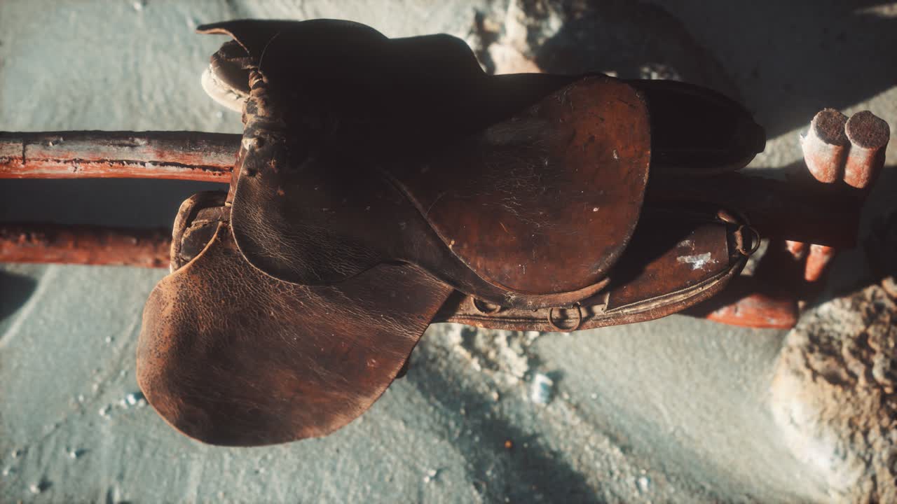 silla de cuero del jinete en la valla en el desierto