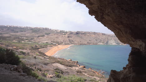 Dolly-Left-Shot-De-La-Bahía-De-Ramla-Vista-Desde-La-Cueva-Tal-Mixta,-Gozo