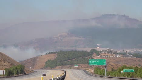 la autopista 118 de simi valley en los ángeles se cierra durante el incendio forestal easy fire en california