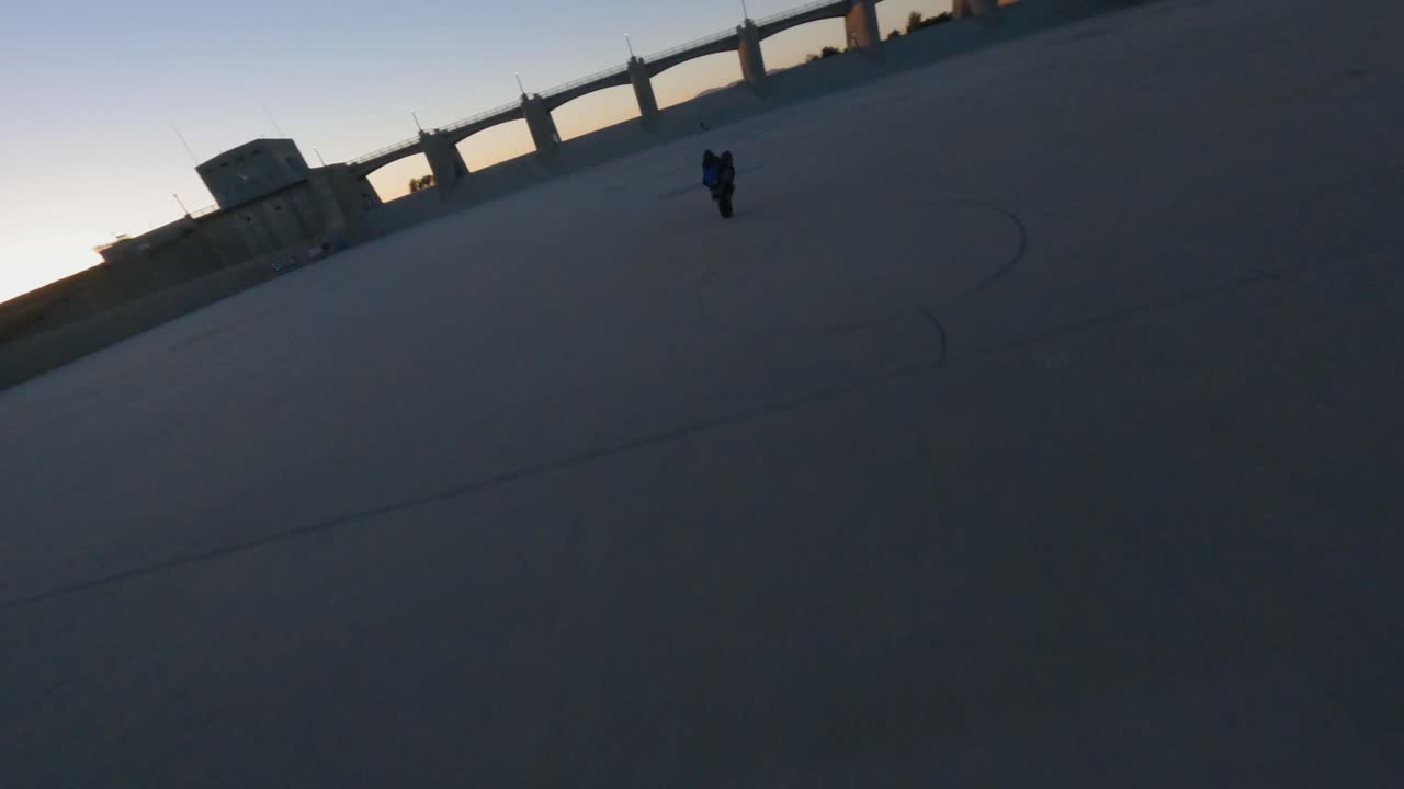 fpv drone persiguiendo acrobático jinete realizando caballito en