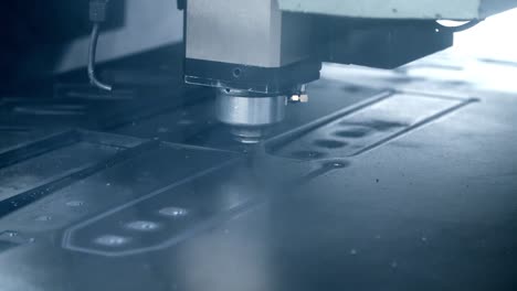 proceso de corte industrial por láser de chapa metálica. metalurgia en taller