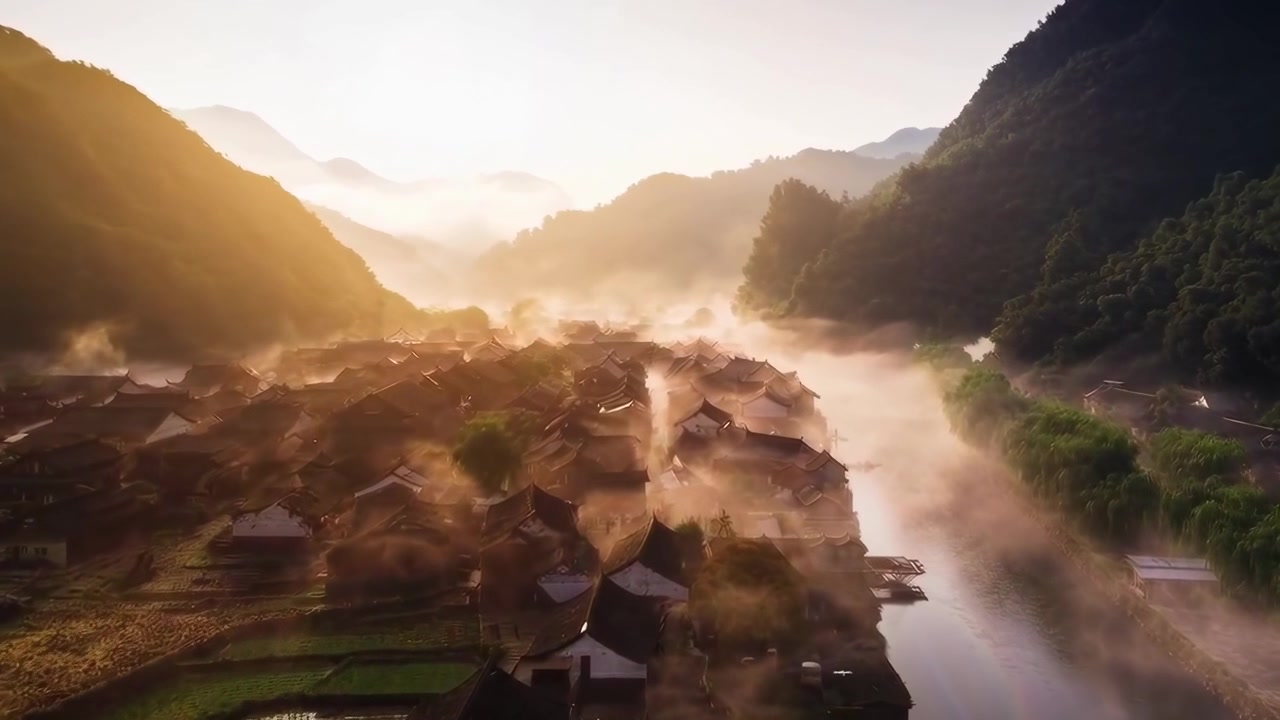 Vista aerea di un villaggio tradizionale cinese avvolto nella nebbia all'alba