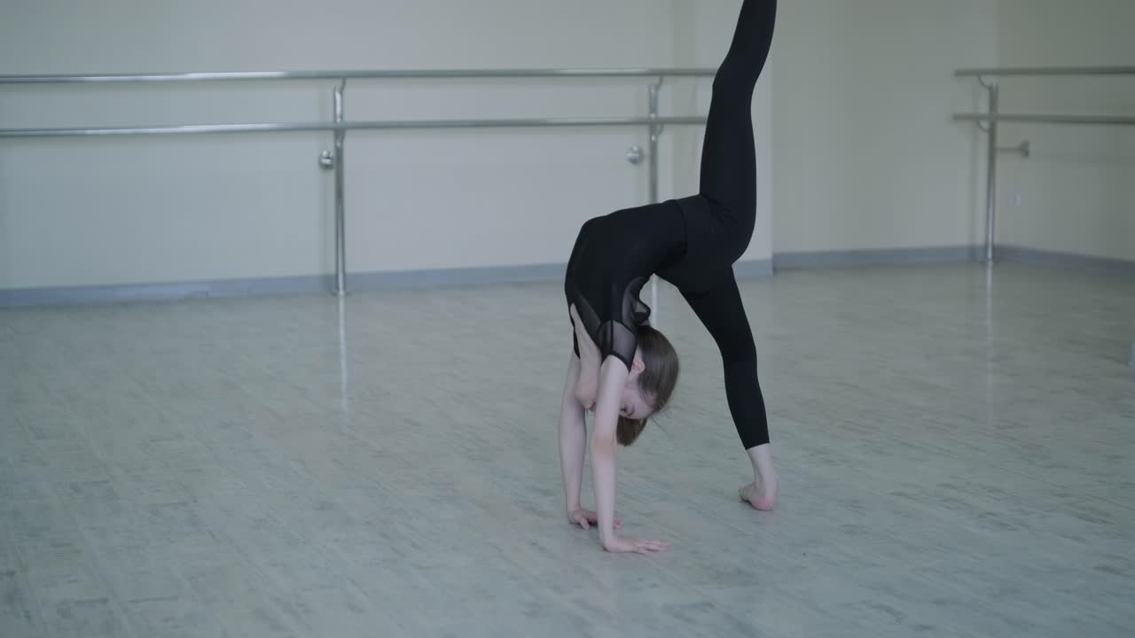 joven bailarina practicando movimientos de baile en el estudio