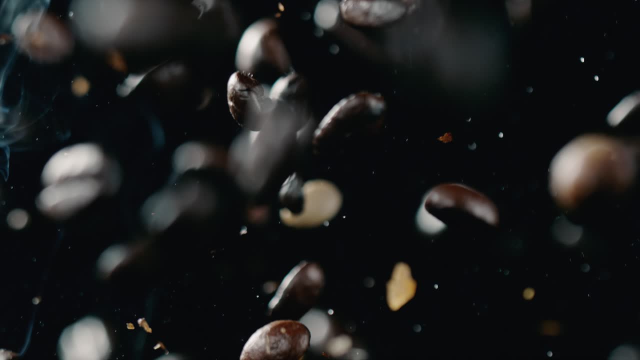 커피 콩이 공중에 던져집니다.