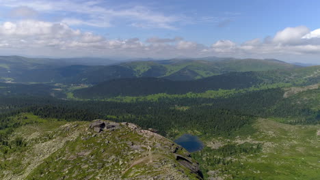 Blick-Auf-Die-Berge-Aus-Der-Luft