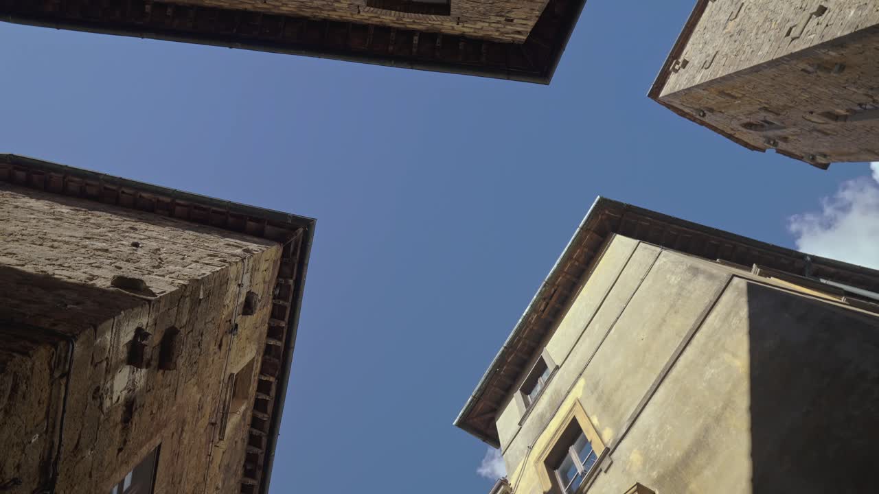mirando hacia arriba a la arquitectura de la antigua ciudad amurallada de volterra, provincia de perugia, italia