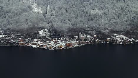 Imágenes-Filmadas-Con-Un-Dron-Sobre-Un-Lago-En-Un-Pueblo-Llamado-Hallstatt-En-Austria-En-Europa